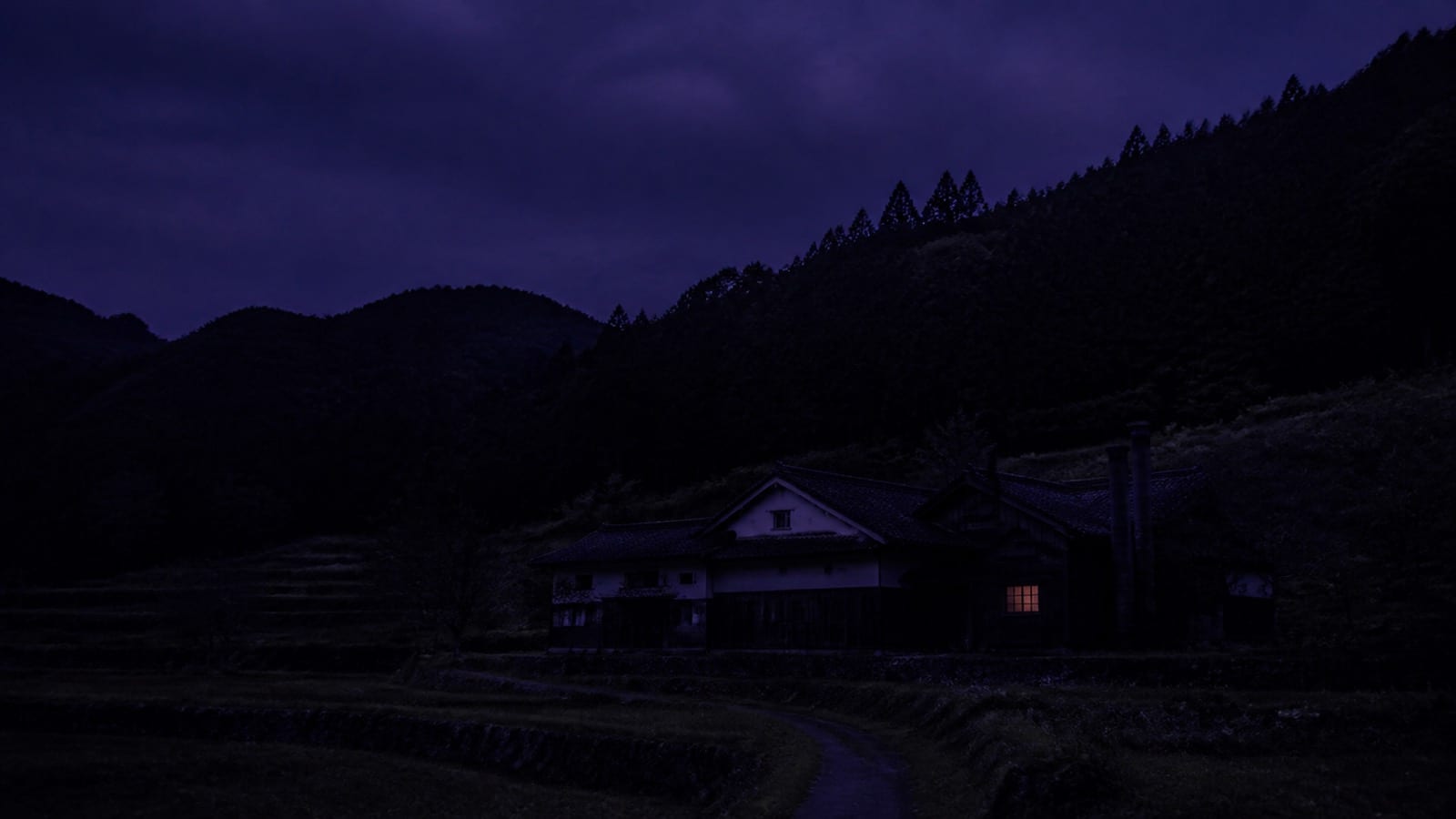 夜の蒸留所の外観